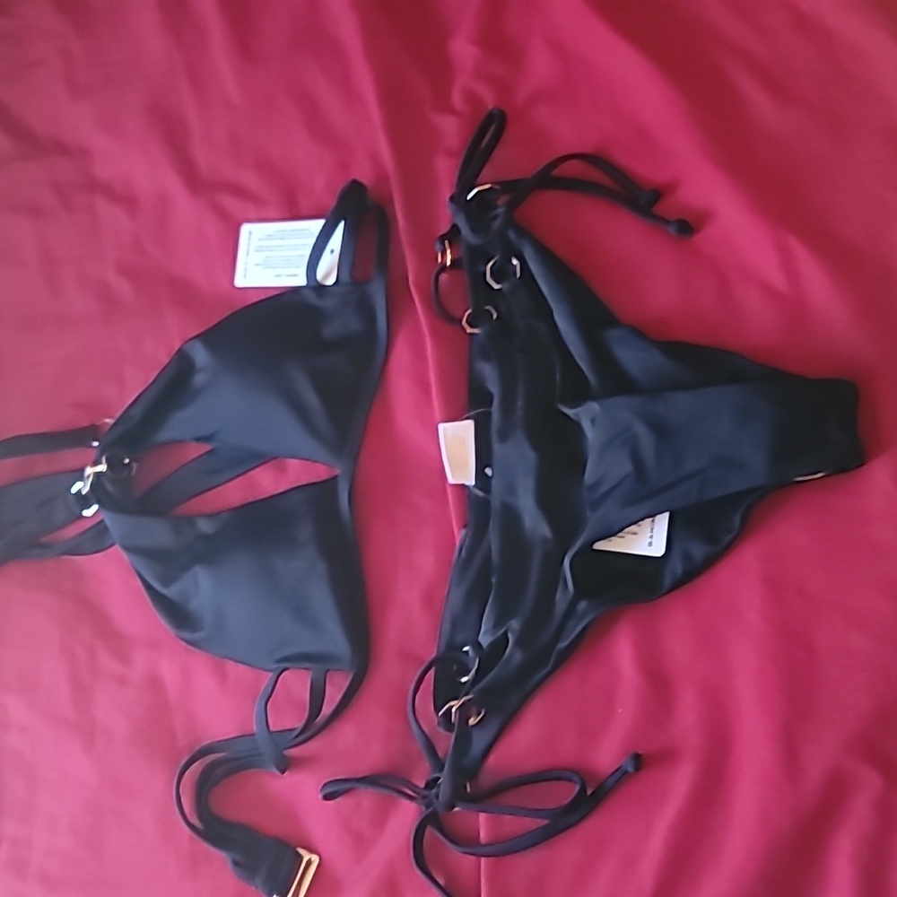 Bahimi black and gold details